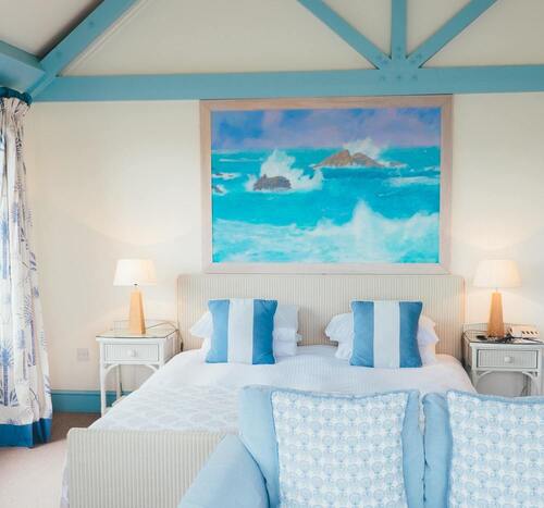 Chambre de l'hôtel de la mer avec une décoration type marin qui donner envie d'aller se baigner, chambre composée d'un lit deux places.