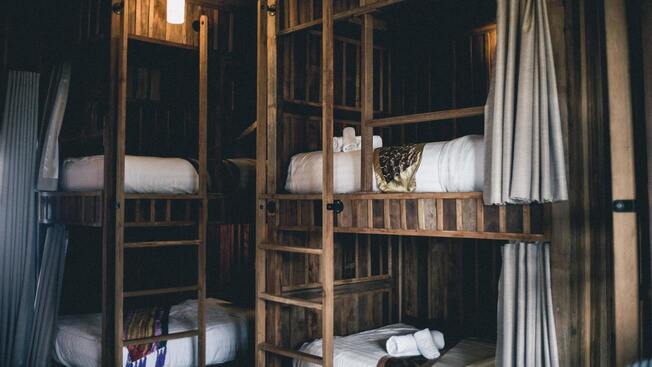 Photo d'une chambre de l'auberge le Panier, comme son nom l'indique le thème ici est le bois, de magnifiques lit mezzanine en bois pour plusieurs personnes rappelant un chalet dans la montagne.